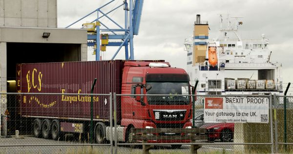 在比利时东北部的布鲁日港，一辆卡车24日驶过扫描通道。（美联社） 