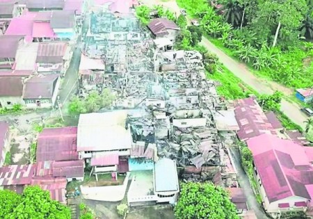 文达新村山顶区住宅密集，大火迅速蔓延，造成数百万令吉损失。