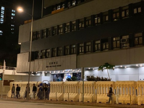 香港一名少女声称在荃湾警署内被轮奸，惟警方的初步调查“怀疑没这回事”。