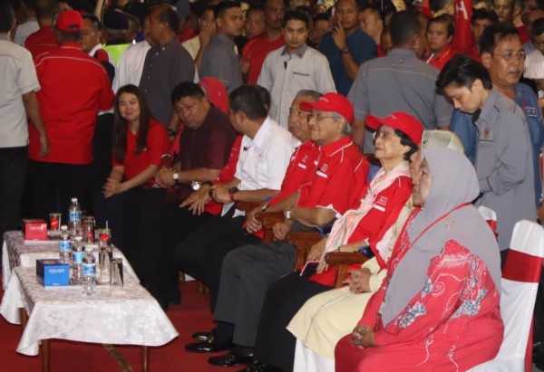 马哈迪（右四）由首相夫人茜蒂哈丝玛（右三）陪同出席在龟咯举办的希盟大型讲座会。