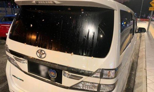 峇拉峇卡兰的豪华休旅车被不明人士掷鸡蛋袭击，车尾玻璃沾满蛋液。