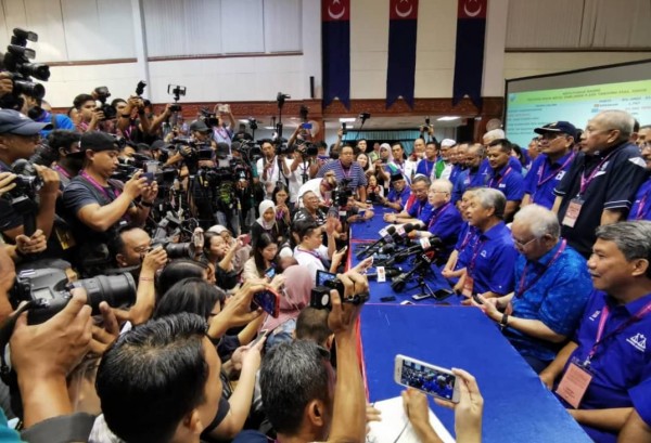 在丹绒比艾国席补选胜选后，国阵召开记者会，出席的媒体众多，包括我国和新加坡媒体。