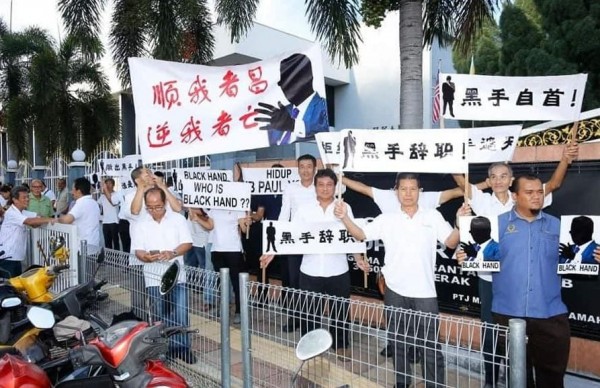 支持者曾经持横幅剪影图，在法庭外声援杨祖强。