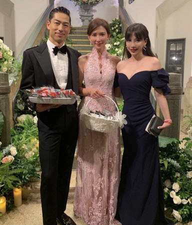 王力宏老婆李靓蕾（右）的婚礼穿搭，引发网友热议。（翻摄自Instagram）