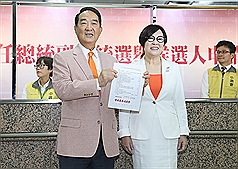 宋楚瑜和余湘（左）。