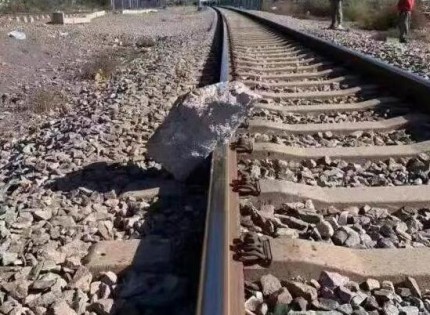 一块100多斤重的大石头正放在铁轨上，如果火车开过去，后果不堪设想。