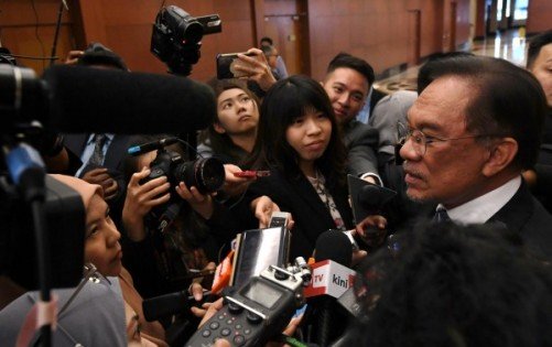安华今日在国会走廊受询时强调，如果有发动向首相马哈迪投不信任票的行动，他不可能未听闻。