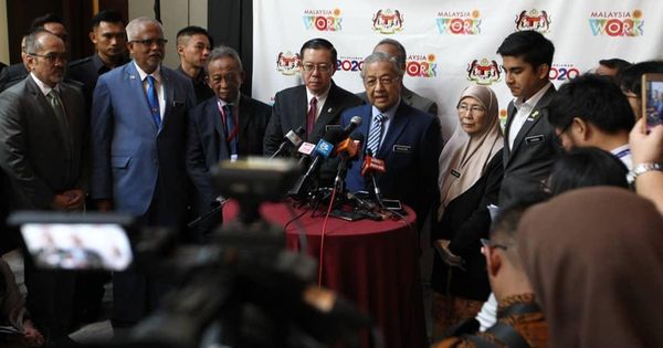 马哈迪在几名部长陪同下，为雇员公积金局国际社会福利大会开幕。