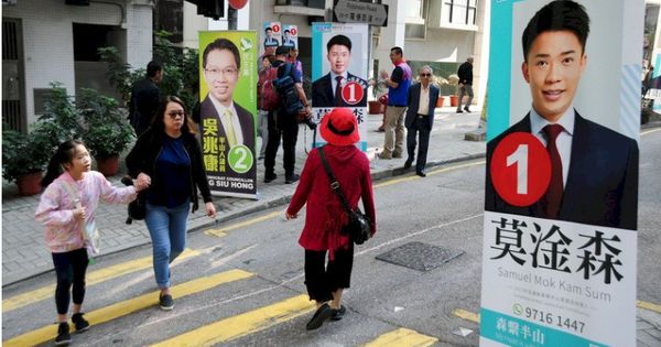 香港24日举行第6届区议会选举。图为港岛半山街道上的竞选文宣。(中央社)