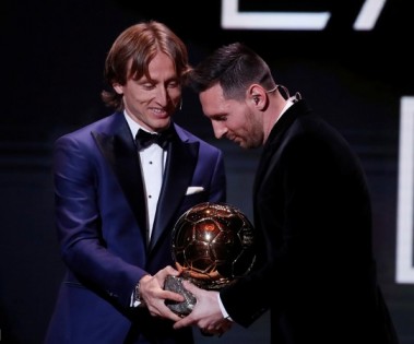 2018年得主皇家马德里中场莫德里奇（左）把金球奖颁给今年得主巴塞罗那球星梅西。