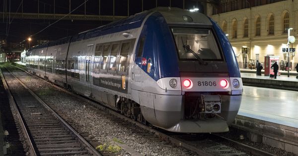 法国铁路星期三开始停止服务，图示一列火车停在马赛圣夏勒站。（美联社）