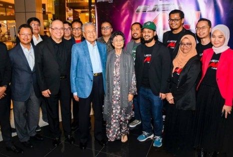 马哈迪与夫人敦茜蒂哈斯玛医生一起观赏“Ejen Ali The Movie”动画片。