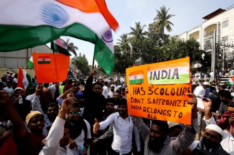 印度反修正公民法示威星期一持续，班加罗尔民众聚集在贾米亚·米里亚回教大学抗议。（欧新社）
