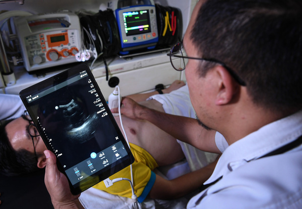 医疗人员使用超音波诊断病人的胸腔情况。