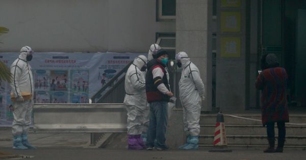 武汉医疗救治中心外，医护人员穿着防护隔离衣。（美联社） 