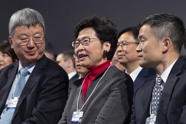 林郑月娥（中）与中国国家金融研究院院长朱民博士（左）和中国证监会副主席方星海出席达沃斯论坛。（欧新社）