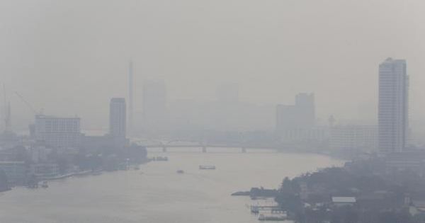 曼谷空气素质依旧糟糕，湄南河畔两岸建筑物几乎“消失”在雾霾中。