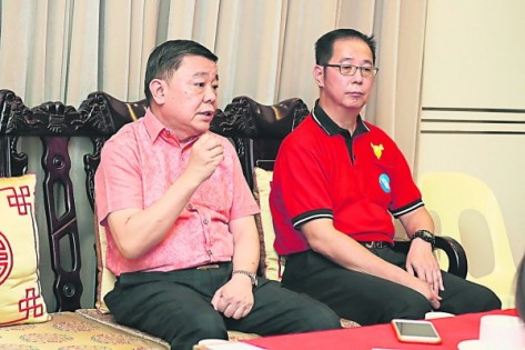 丁才荣（左）指今年特邀苏盈芝担任宣传大使，让大马友族同胞了解传承中华文化的天后宫。右为陈富¤。