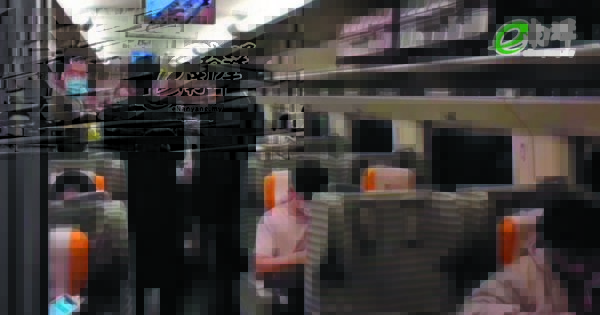 上海一支医疗队乘坐高铁出发到武汉。