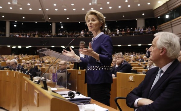 欧盟委员会主席冯德莱恩（左）星期三在布鲁塞尔的欧洲议会投票前发言。（欧新社）
