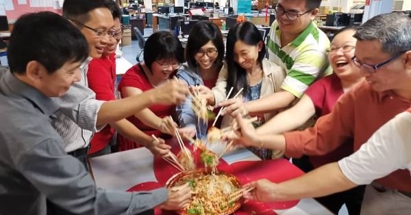 马新华人在人日的庆祝方式是“捞生”。