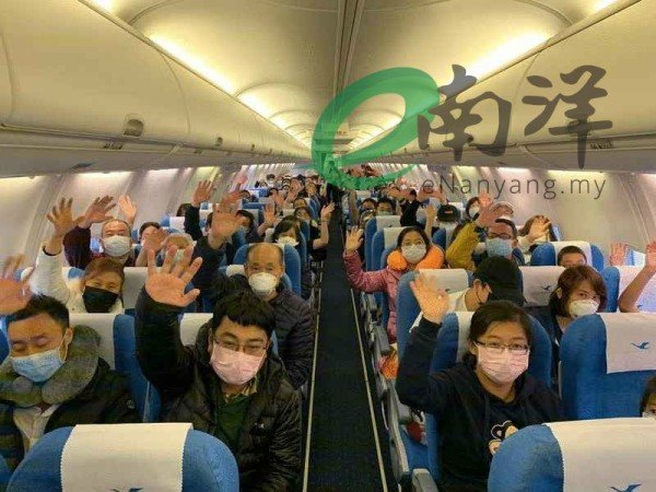 滞留在沙巴约一周的123名中国武汉籍游客，在中国民航局和外交部安排下，于周五傍晚乘搭厦门航空包机返回武汉。