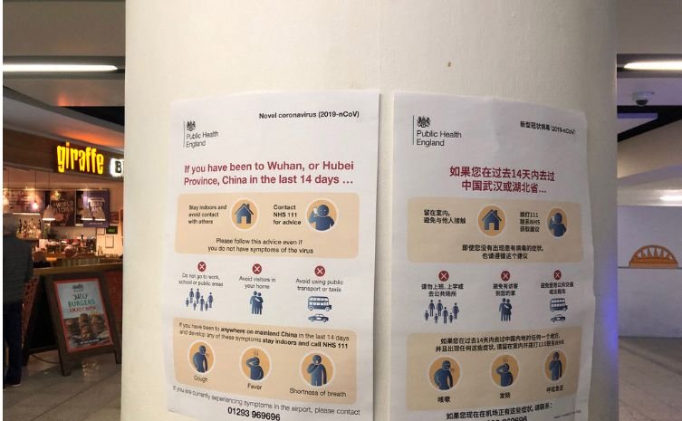 英国各大机场贴出中、英文公告，呼吁旅客如果在过去14天内去过中国武汉或湖北省，即使没有患病症状，也必须在家自主隔离，图为盖威克机场。（中央社）