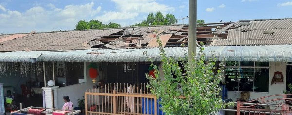 其中一住家的屋顶严重被击损。