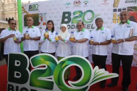 李耀祖（左起）、峇吉、郭素沁、旺阿兹莎、三苏依斯甘达、拉威和阿末巴维斯，共同推介运输业B20生物柴油计划。