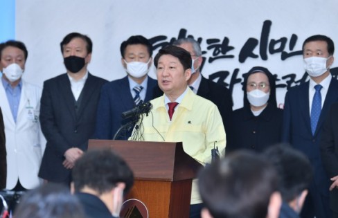 韩国大邱市长权泳臻（中）星期三在大邱市议厅介绍全市对抗新冠肺炎的行动，呼吁市民减少外出。（欧新社）