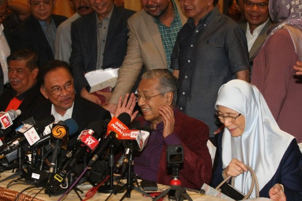 安华（左）表示同意让马哈迪（中）有更多空间。