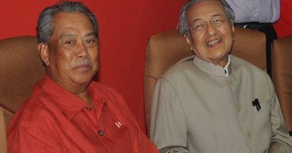 慕尤丁（左）前往首相办公厅，与马哈迪会面。（档案照）