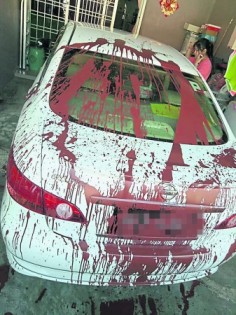 2019年10月29日，黄艾珍的住家第一次被大耳窿泼漆，其白色轿车首当其冲。