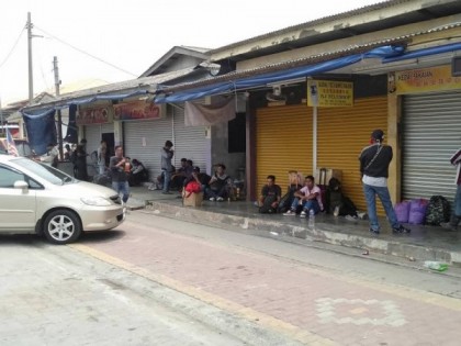 大部分龟咯商店停止营业，不少印尼人或站或坐着聊天，等待回国。