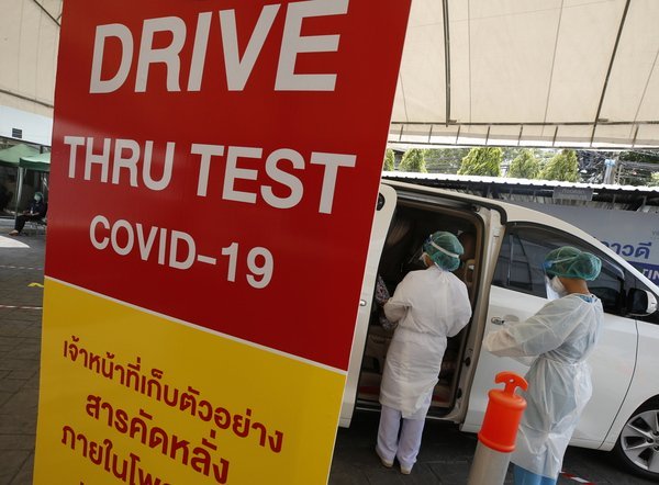 泰国首都曼谷的维巴瓦迪医院提供“免下车筛检病毒”服务，民众可以驾车到医院外，就有医疗人员采集唾液等样本，24小时内就能确定2019冠状病毒病的检验结果，并利用手机短讯通知受检者。（欧新社）