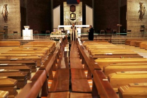 意大利死亡人数已突破1万人，当地教堂摆满棺材。（美联社）