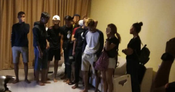 多名年轻男女深夜聚集在新山一公寓单位办私人派对，因违反管控令被捕。 