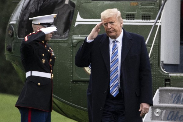 特朗普（右）上星期六乘坐“海军一号”总统专用直升机返回白宫。（美联社）