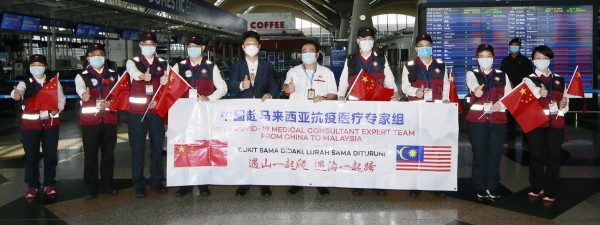 白天（左五）到机场迎接来自中国的医疗专家组。