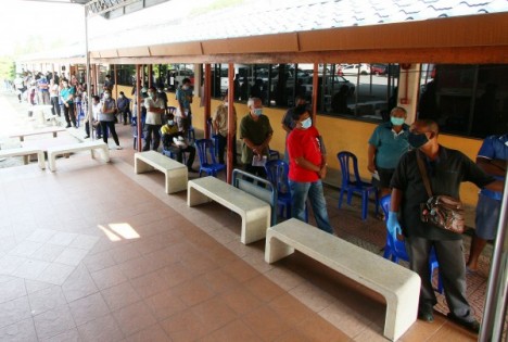 陆路交通局周三起开放办理有关商用车辆的事务，霹雳州怡保有逾百人一大早便前往排队轮候，人龙涌现。