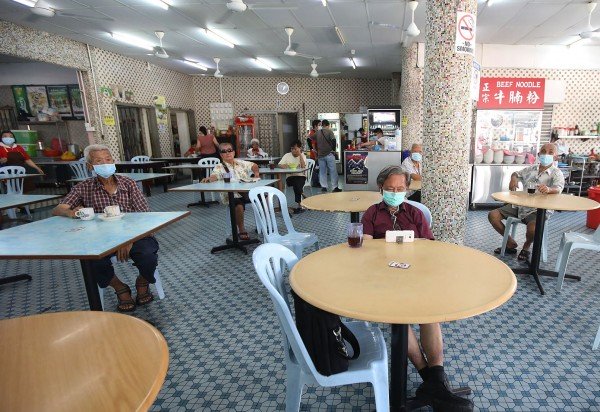 隆市中心一家茶餐室实行一人一桌，长者们各坐一桌靜靜用餐，保持社距。 