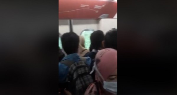 车厢内人挤人，其中一名乘客录下现场情况。（截屏自面簿）