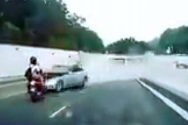马赛地撞上摩托车。（视频截图）