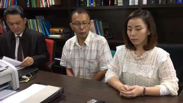 林慧君（右）在丈夫黄伟民（中）陪同下召开记者会，澄清她是被逼的情况下与风水师乔山发生性关系。左为律师陈禄霞博士。