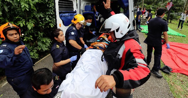 数名伤者被送入国大医院抢救。
