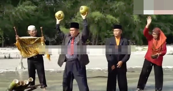 马来巫师依布拉欣（左二）又出奇招“救大马”！（翻摄视频画面）