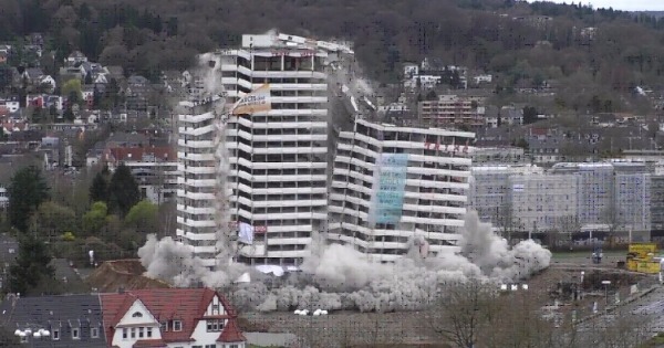 大厦底部的炸药被引爆，迅即令地基部分炸开。（互联网图片）