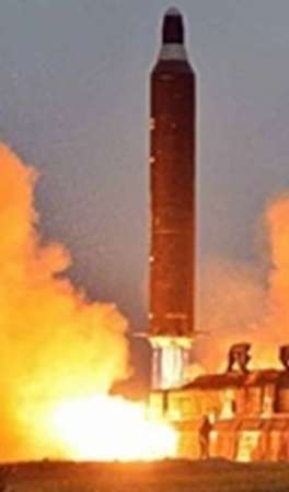 朝鲜声称昨日在金正恩的指导下，成功试射地对地中远程核导弹。（资料图片）