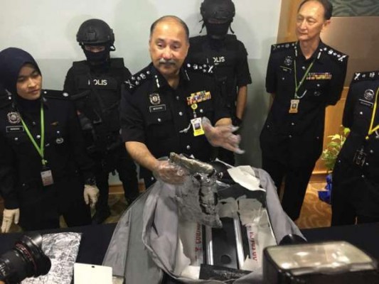 警方从一名阿根廷男“毒驴”的行李箱暗格内，起获价值120万令吉的可卡因。