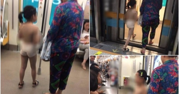 老妇带着没穿上衣的女童搭地铁。（网上图片）